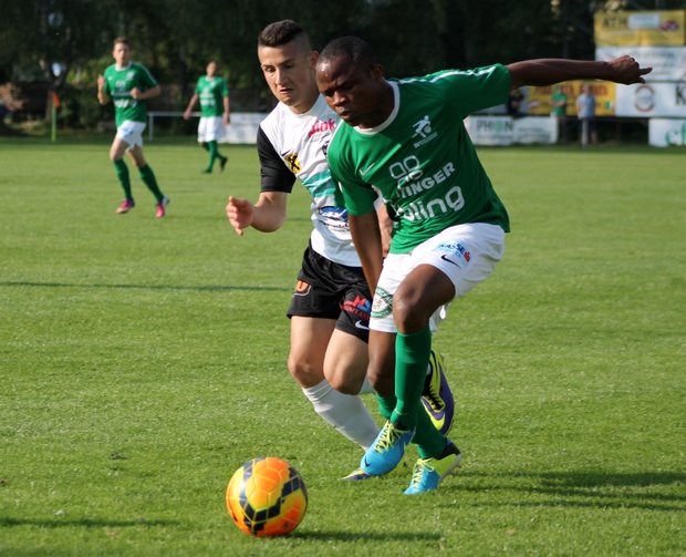 VKB Spieler der Runde Arbenit Thaqi im Zweikampf mit Harrison Kennedy