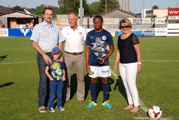 Harrison Kennedy wird zum VKB-Spieler der Runde 29 in der OÖ-Liga geehrt. Auf dem Foto: Direktor Thomas Lehner (VKB) mit Sohn, Reinhold Nußbichler (Obmann Stv. SV Pöttinger Grieskirchen), Harrison Kennedy und Grieskirchens Bürgermeisterin Maria Pachner