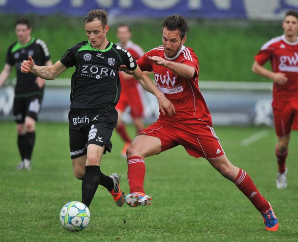 Fussball Union Edelweiss vs SV GW Micheldorf 11 05 2013 - Gernot Ertl rot vs Stefan Gotthartsleitner schwarz 2