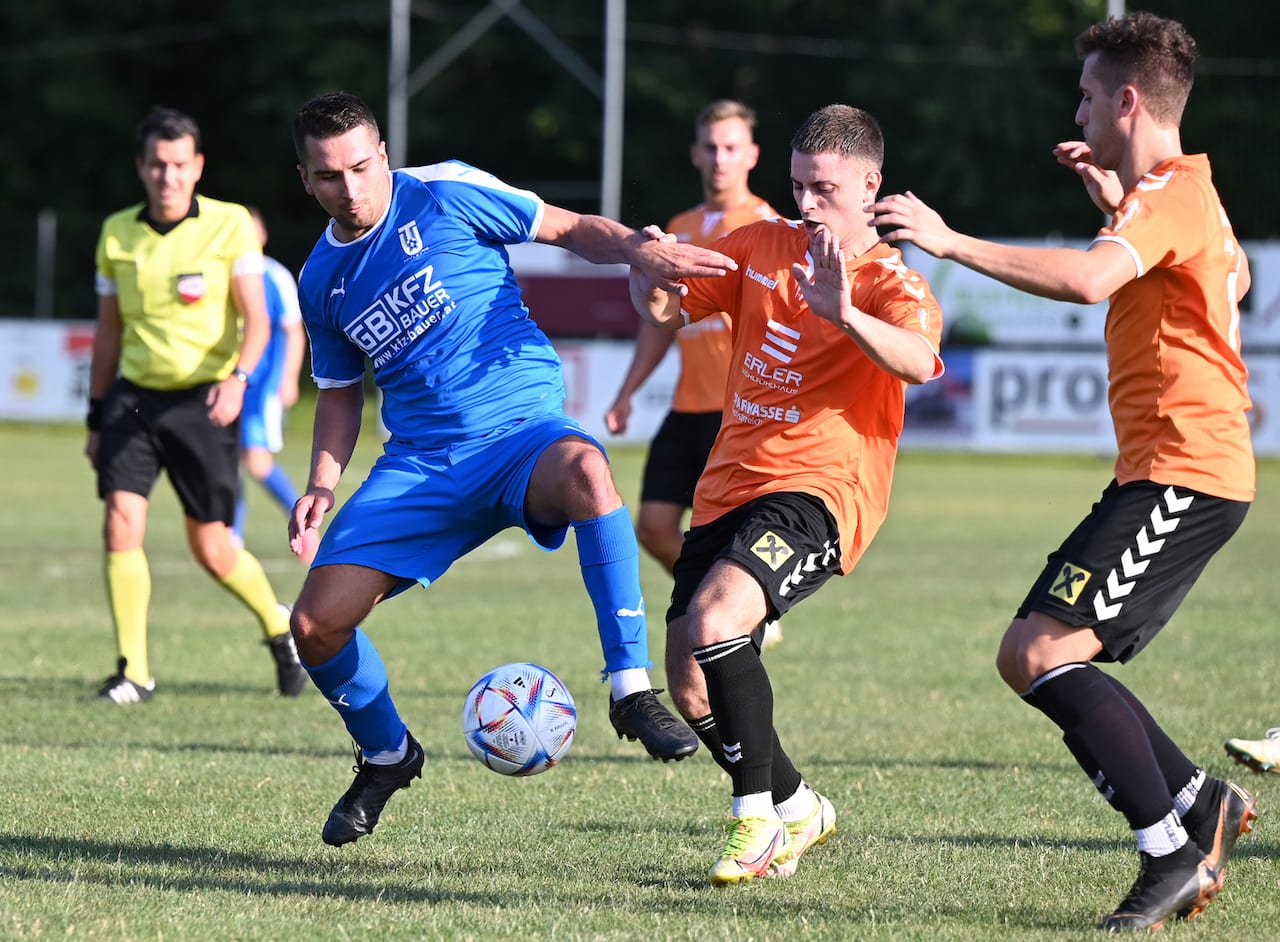 thalheim neuhofen Torschuetze Matej Kajic im Zweikampf waage