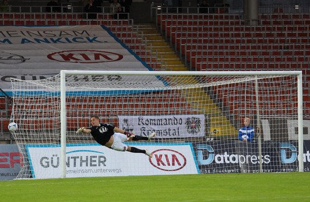 Der Ball geht ins Netz von Union St. Florian, Regionalliga Mitte am 13. Mai 2014