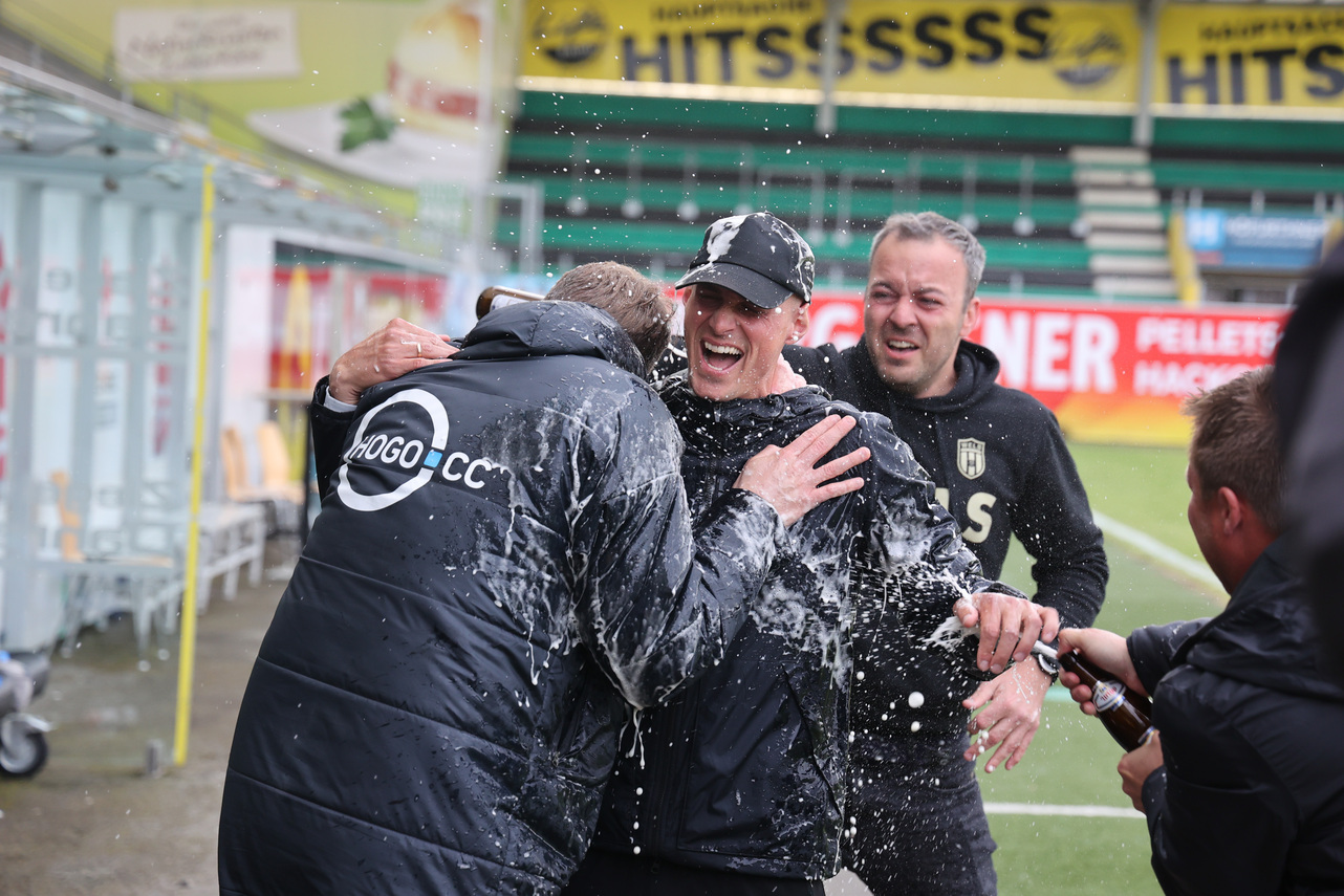 Meistertrainer Reinhard Furthner darf sich feiern lassen