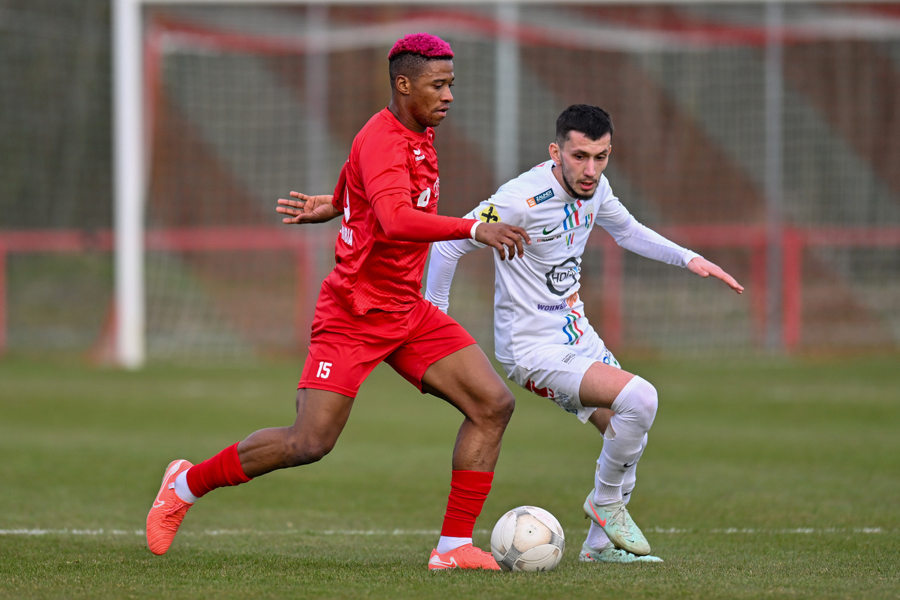 Belmin Cirkic (hier noch im Wels-Trikot im Duell mit seinem jetzigen Teamkollegen Jonathan Alukwu) traf doppelt