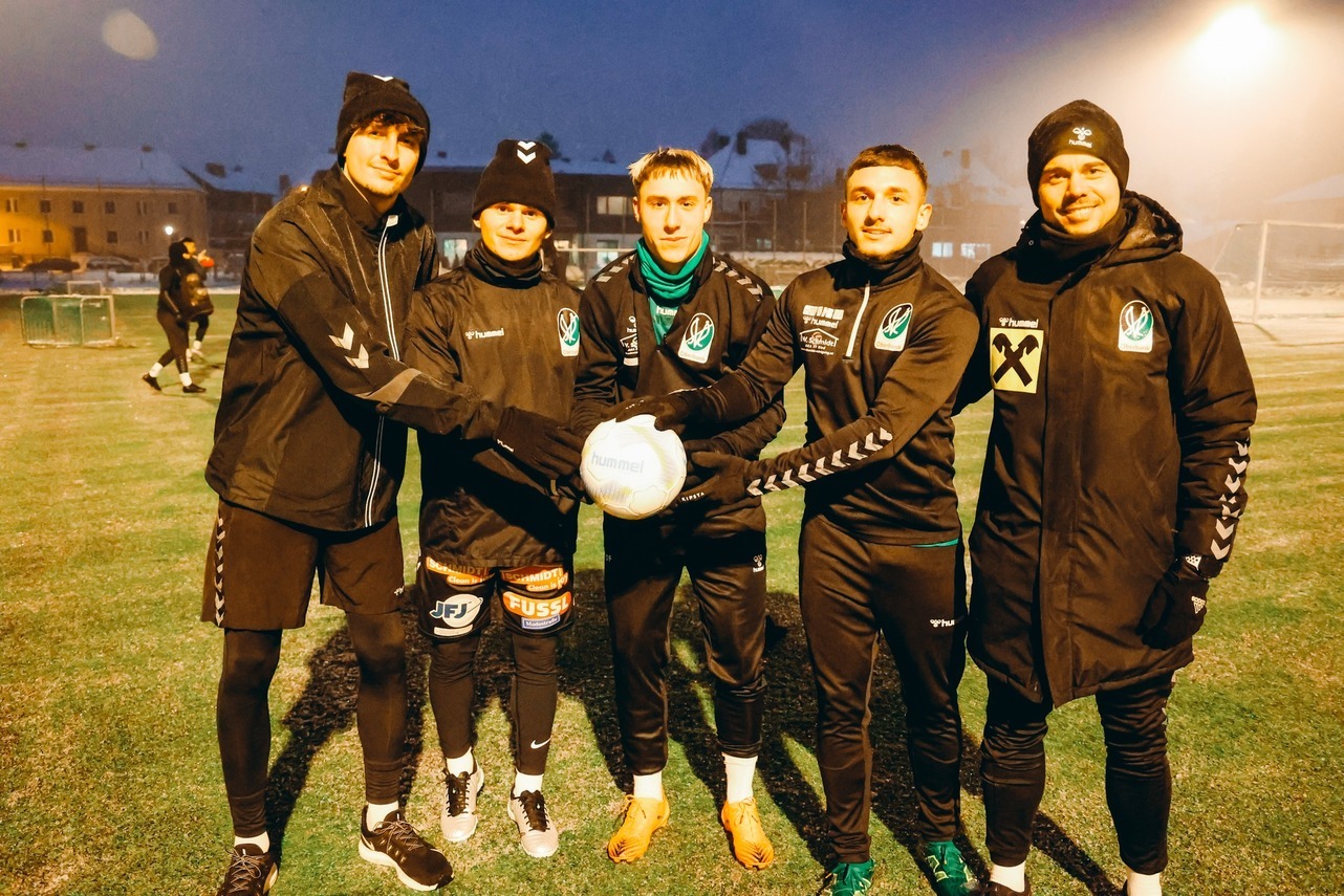 Die vier Neuzugänge zusammen mit Trainer Marcel Thallinger beim Trainingsstart