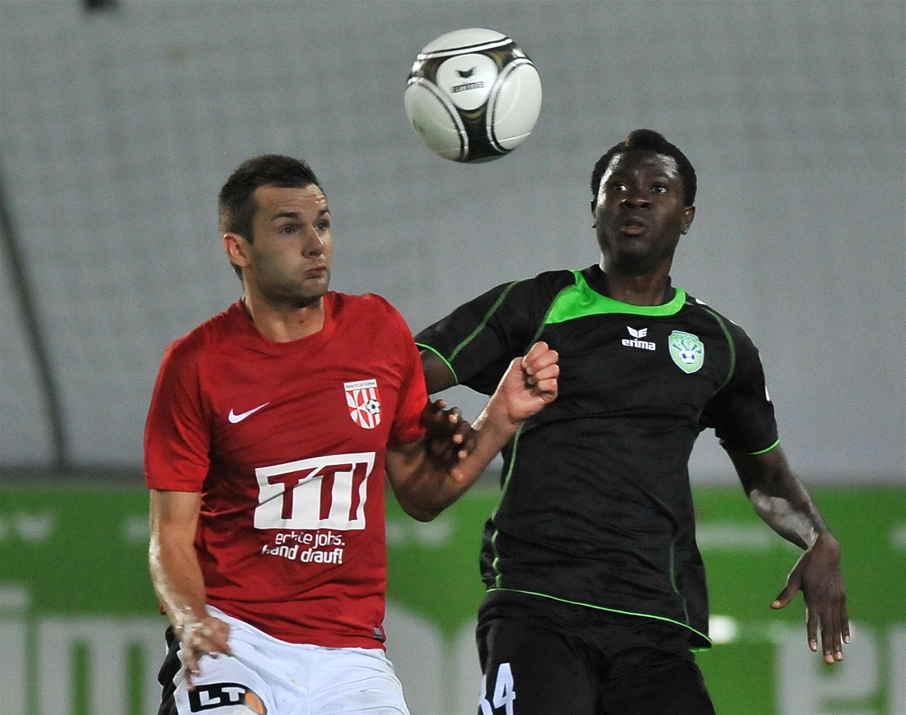Fussball FC_Pasching_vs_Union_St._Florian_13.08.2013_-_Yusuf_Otubanjoschwarz_vs_Michael_Koglerrot_1