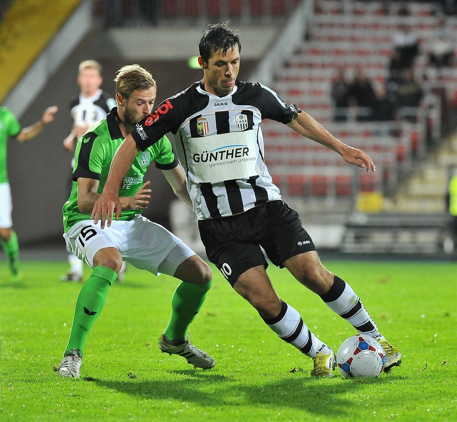 Fussball LASK_vs_FC_Pasching_17.09.2013_-_Radovan_Vujanovicweiss_vs_Martin_Graseggergrn
