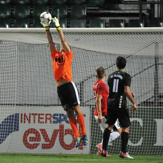 fussball-fc-pasching-vs-union-st-florian-13082013-igancio-casanovaschwarz-vs-gernot-falkner-a-ivan-lucicrot