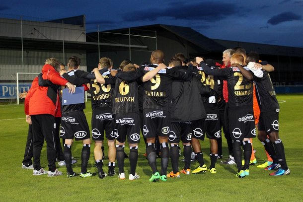Foto: Albin Schuster Die Mannschaft des LASK feiert den Meistertitel in der Regionalliga Mitte 2013/2014